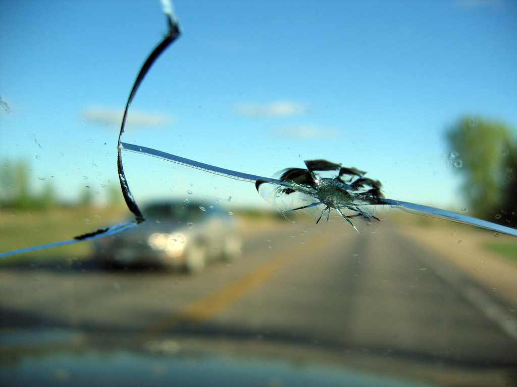 Виды повреждений лобового стекла автомобилей, особенности починки в зависимости от характера повреждений